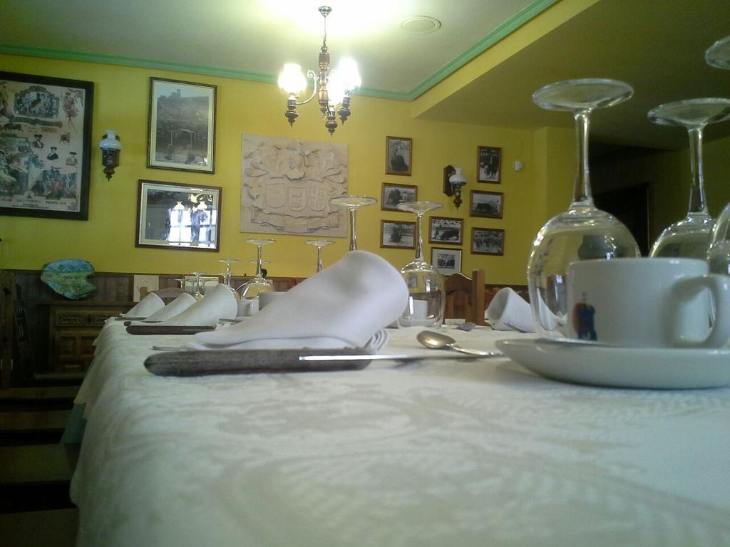Hostal Restaurante Villa De Sepúlveda Kültér fotó